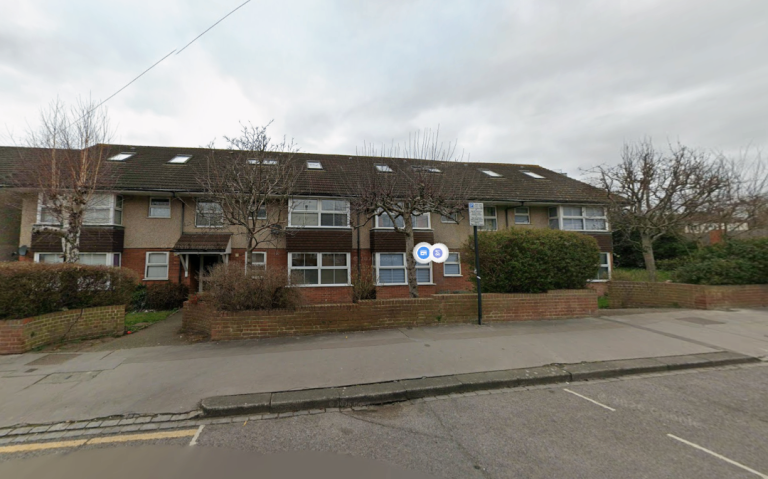 Flat Granville Gardens in Greater London
