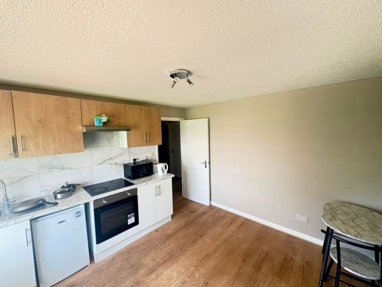 Flat Granville Gardens in Greater London