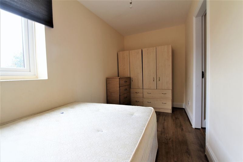 Flat Ripon Road in Greater London