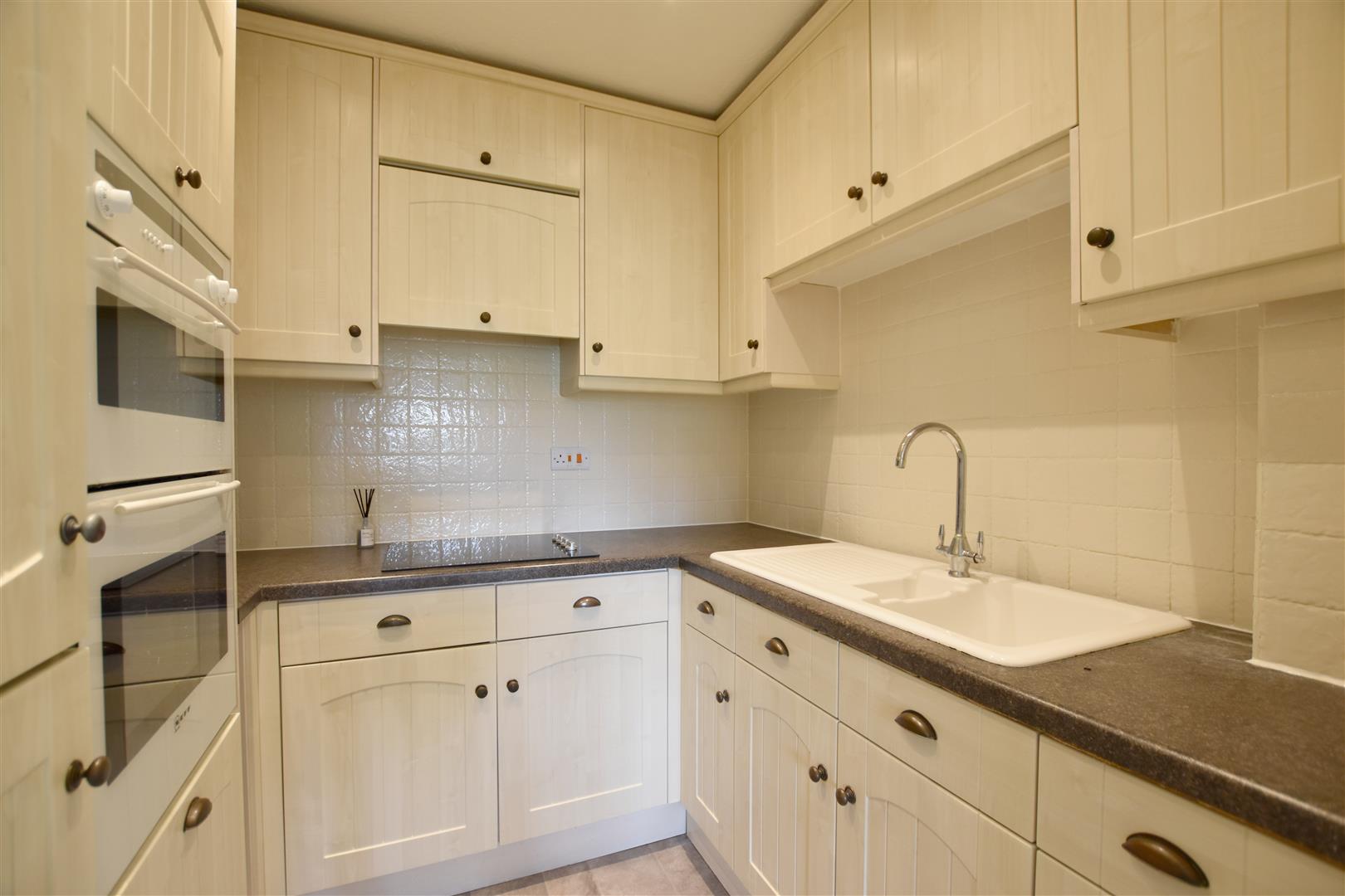 Flat Beechwood Gardens in Caterham