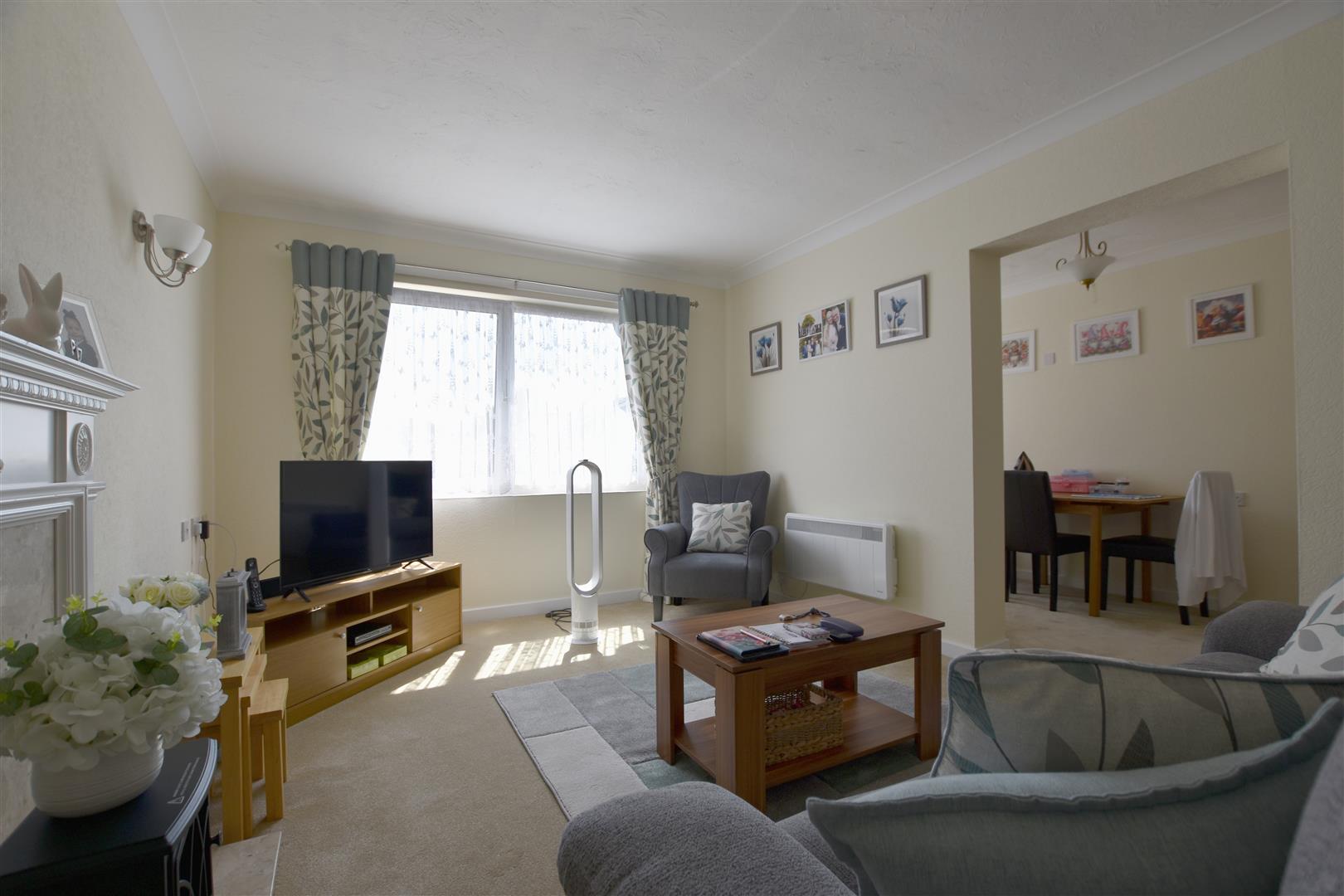 Flat Beechwood Gardens in Caterham