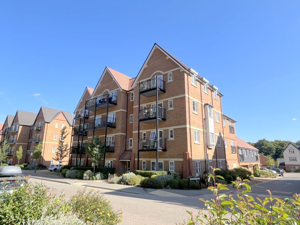Flat Aspen Road in High Wycombe