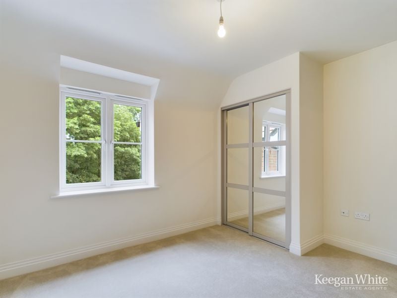 Flat Aspen Road in High Wycombe