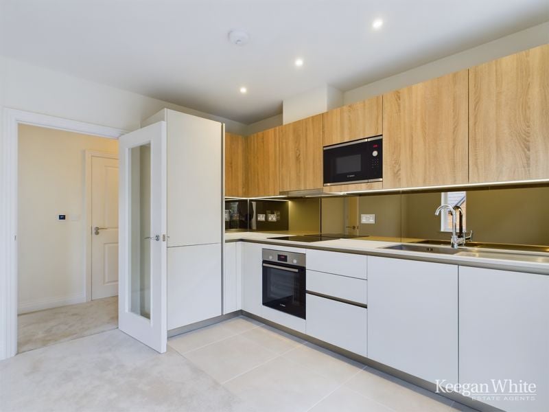 Flat Aspen Road in High Wycombe
