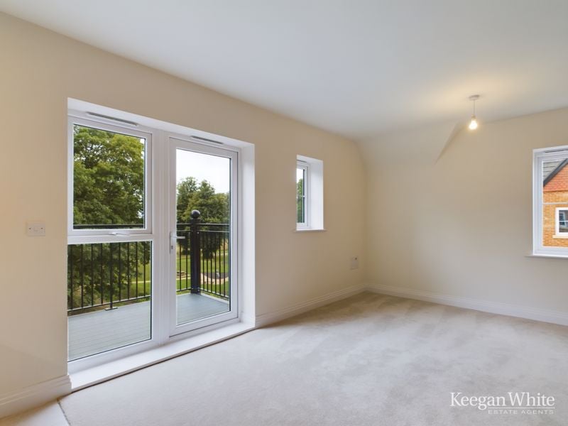 Flat Aspen Road in High Wycombe