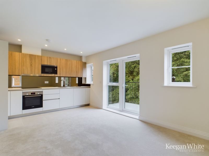 Flat Aspen Road in High Wycombe