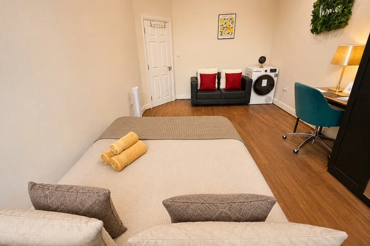 Flat Rockley Road in Greater London