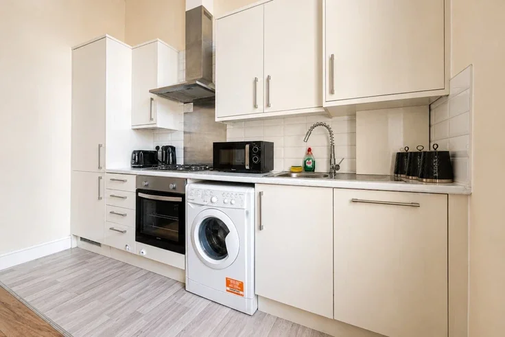 Flat Rockley Road in Greater London