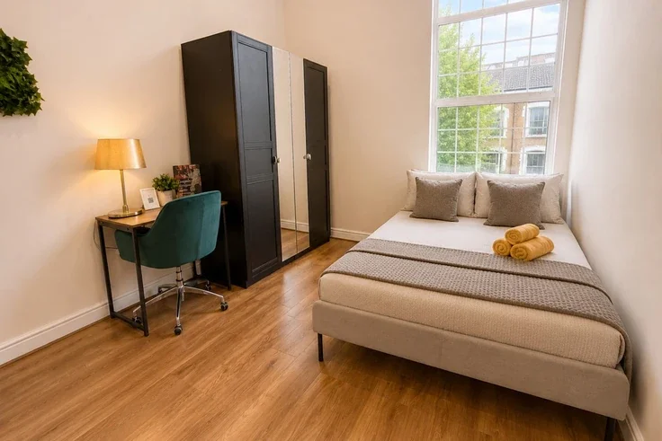 Flat Rockley Road in Greater London