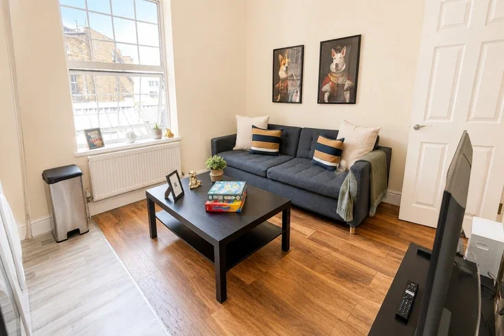 Flat Rockley Road in Greater London