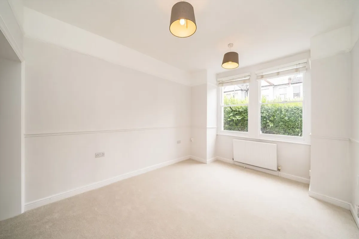Flat Strathville Road in Greater London