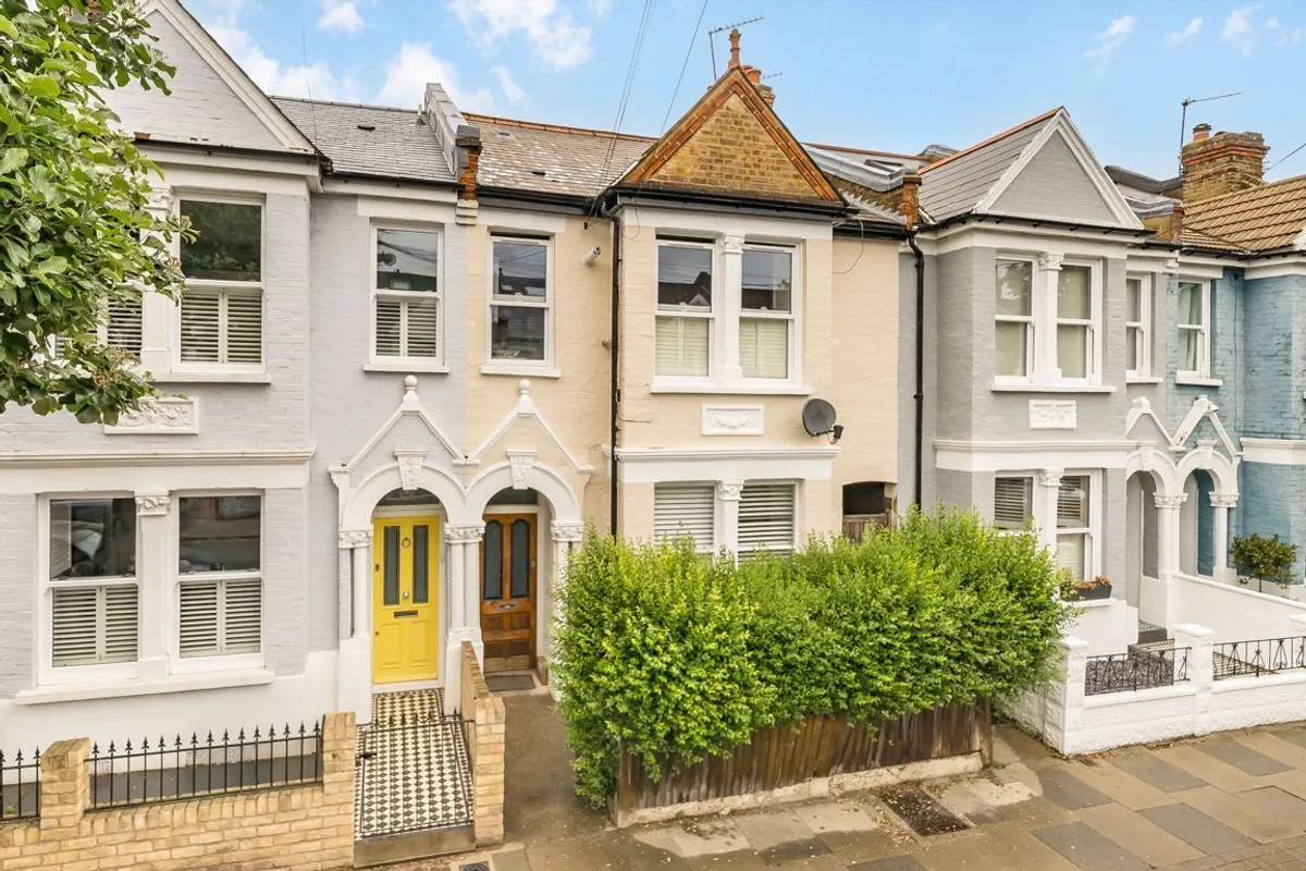 Flat Strathville Road in Greater London
