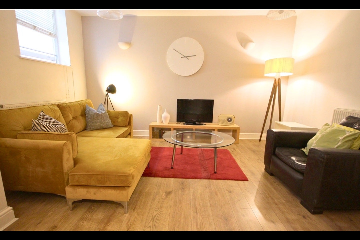 Flat Hampton Court in Greater London