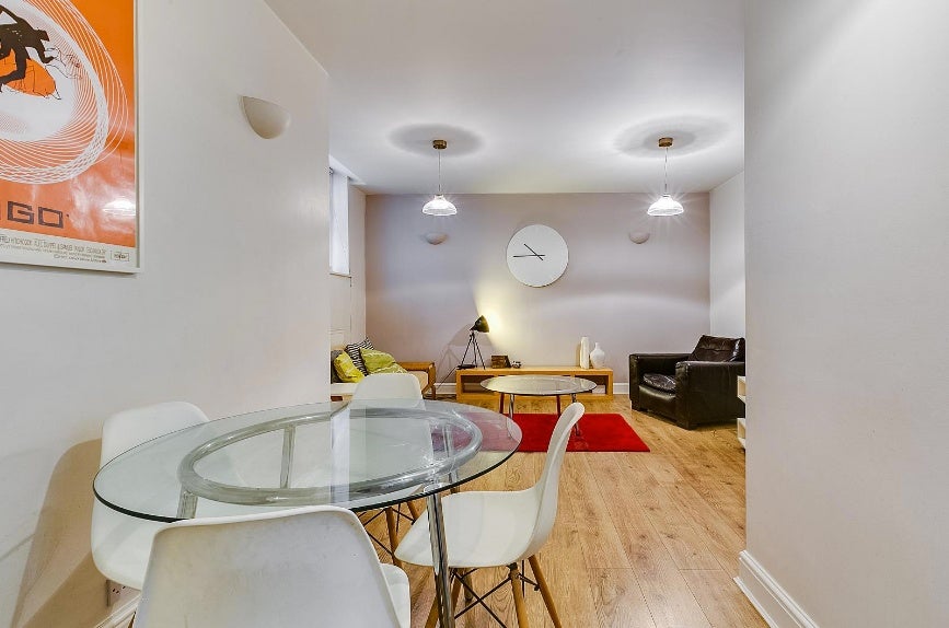 Flat Hampton Court in Greater London