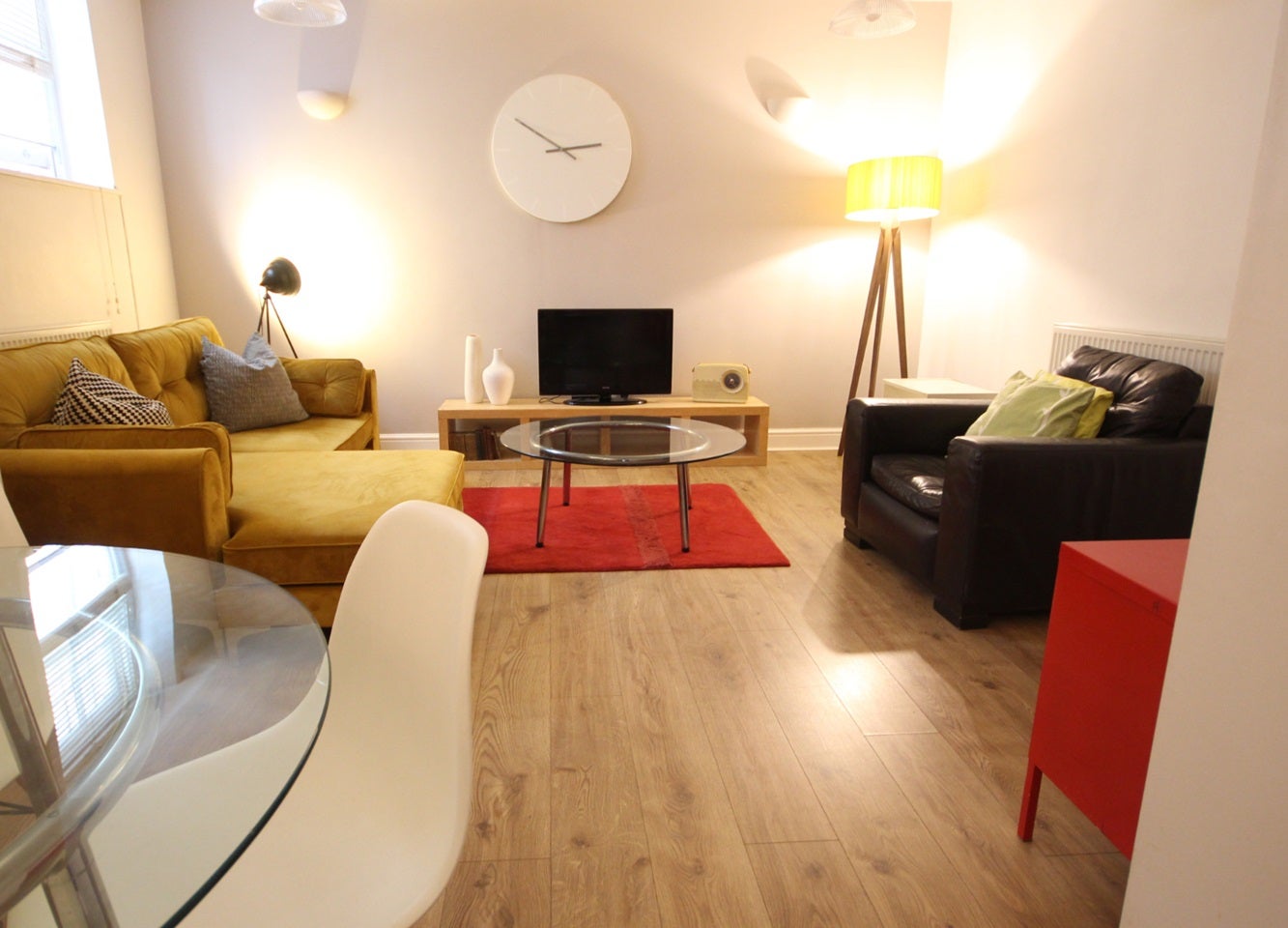 Flat Hampton Court in Greater London