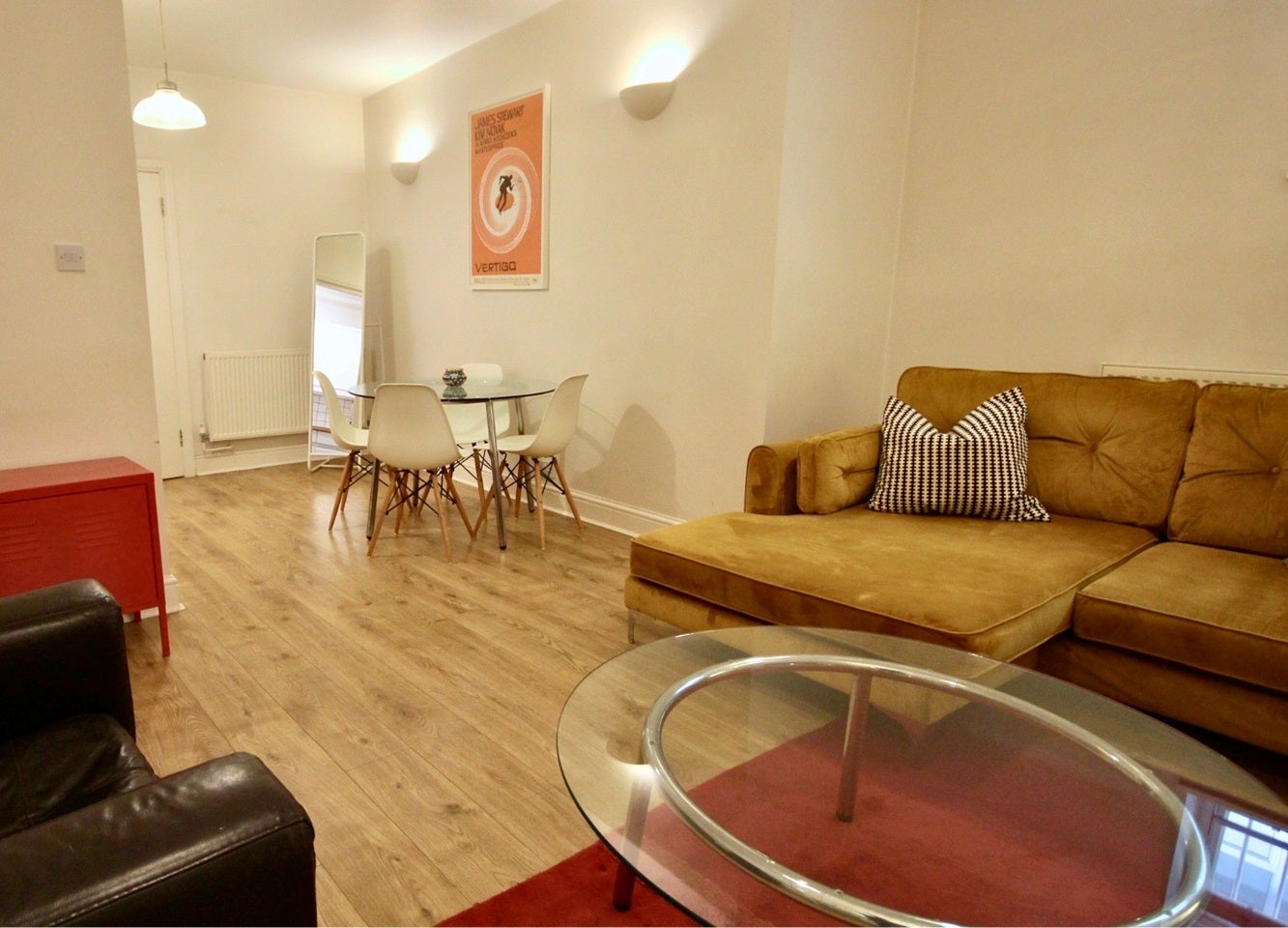 Flat Hampton Court in Greater London