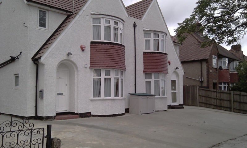 Flat Western Avenue in Greater London