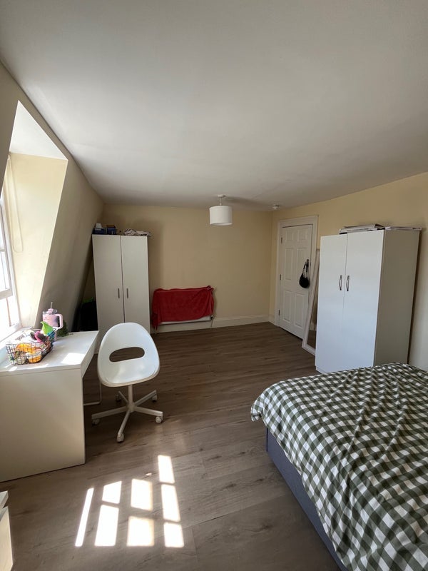 Room Bow Road in Greater London