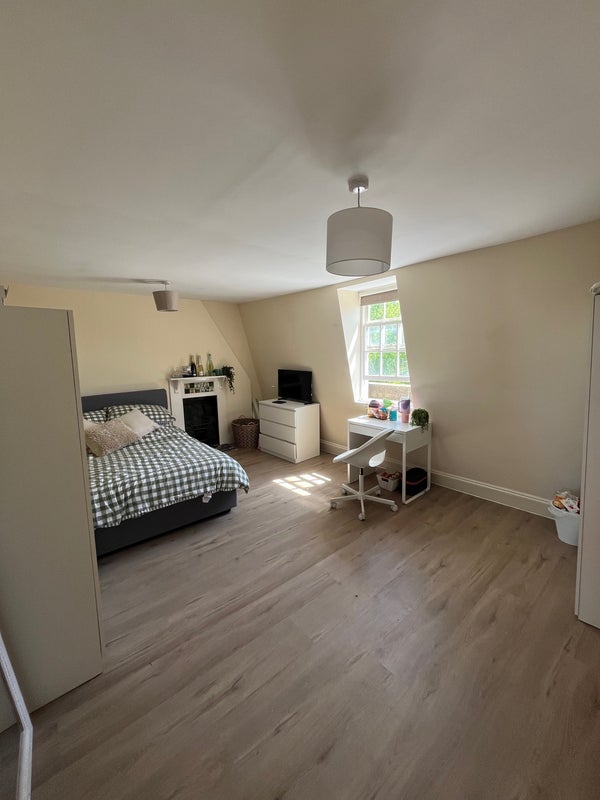 Room Bow Road in Greater London