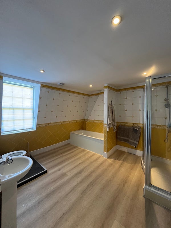 Room Bow Road in Greater London