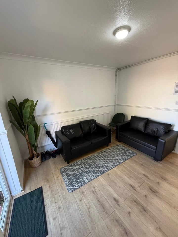 Room Walnut Gardens in Greater London