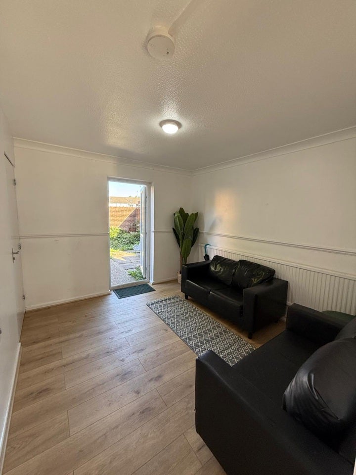 Room Walnut Gardens in Greater London