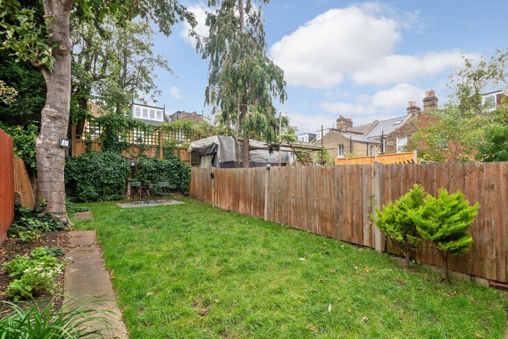 Flat Clarence Road in Greater London
