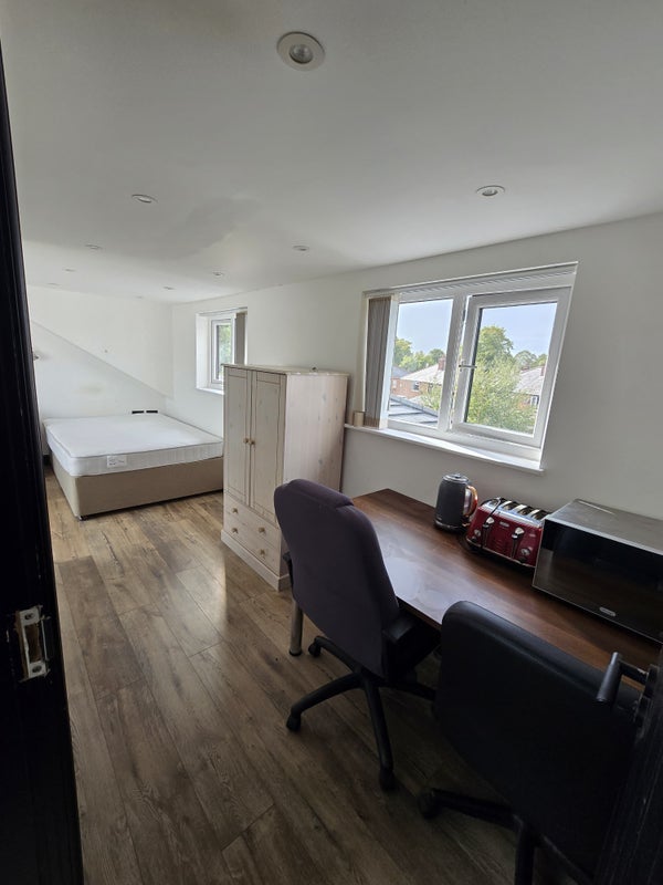 Room Broseley Road in Trafford
