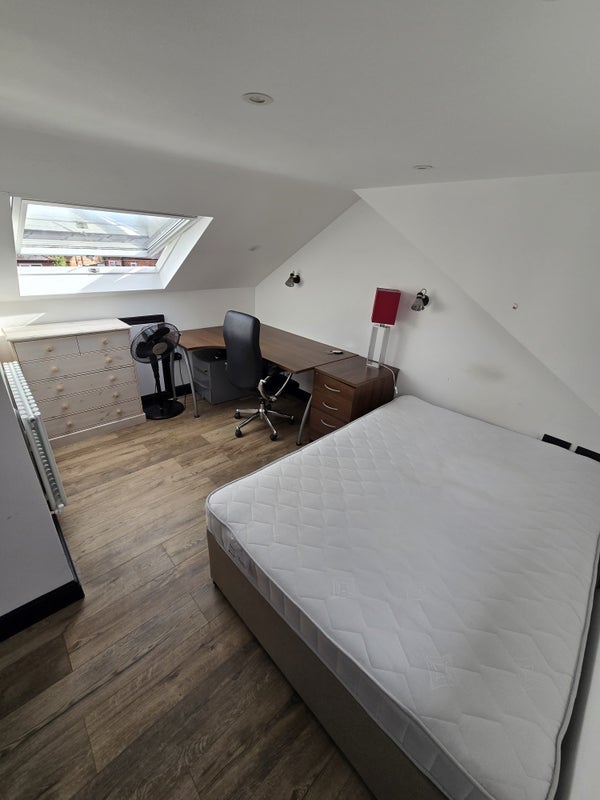 Room Broseley Road in Trafford