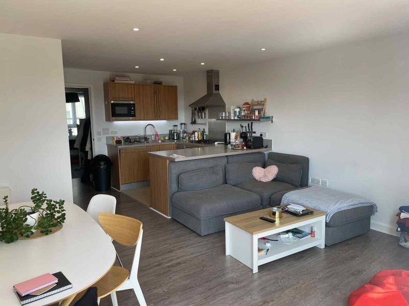 Flat Eden Grove in Greater London