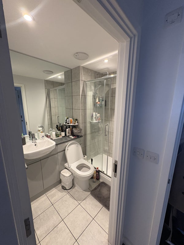 Flat Eden Grove in Greater London