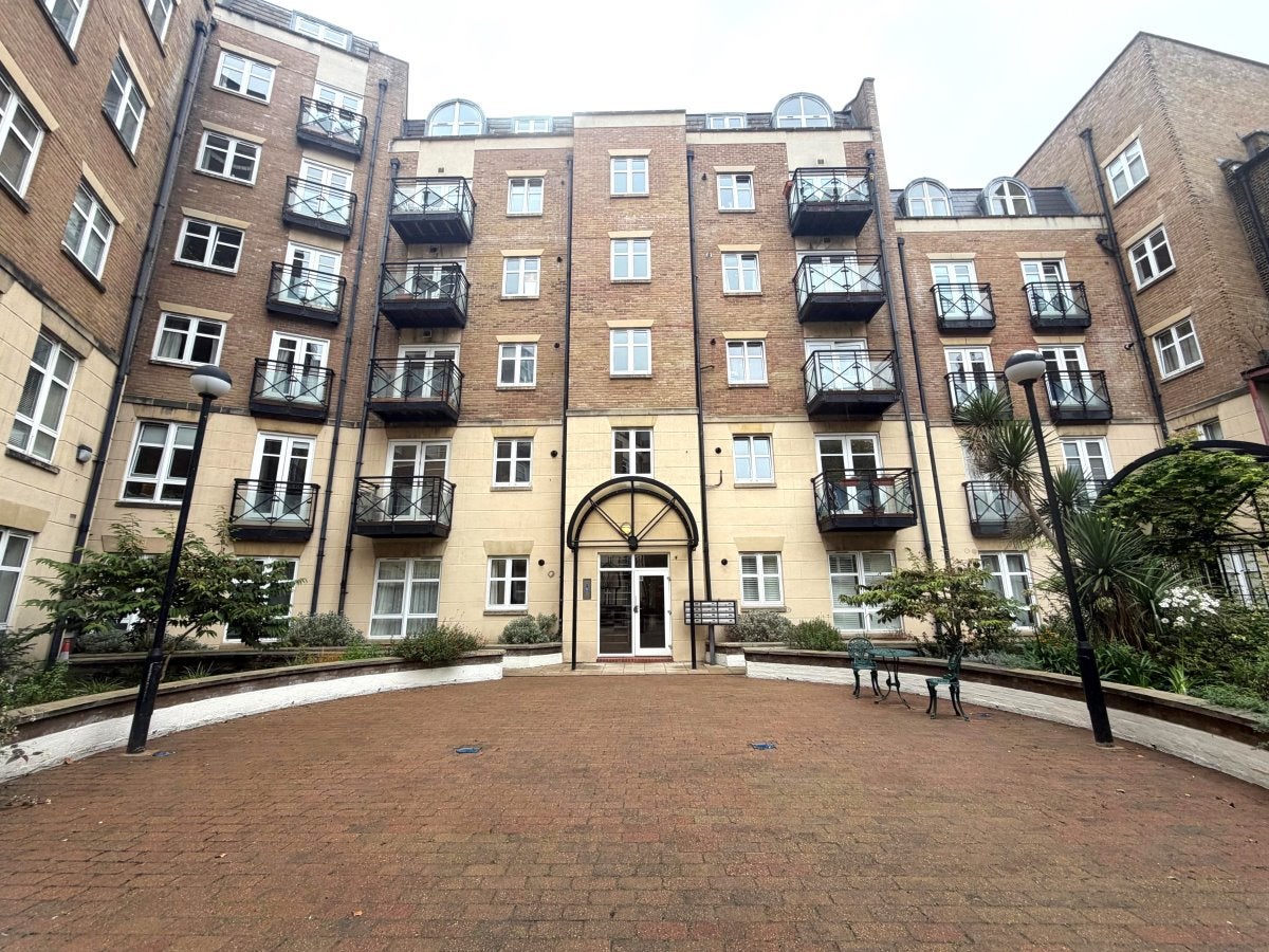 Flat Swan Street in Greater London