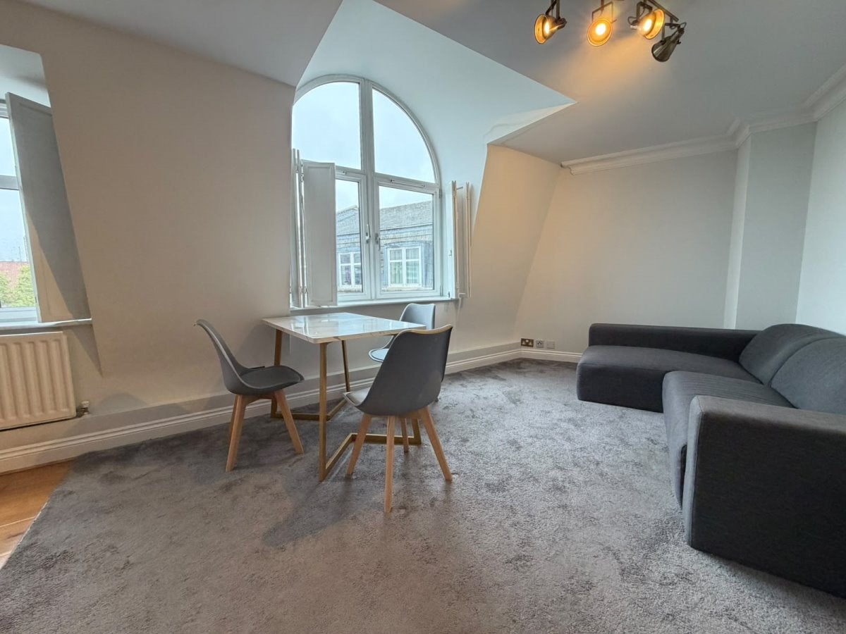 Flat Swan Street in Greater London