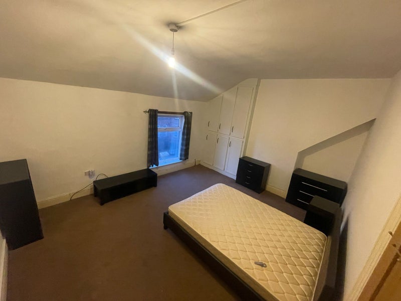 Room Clarendon Road in Manchester