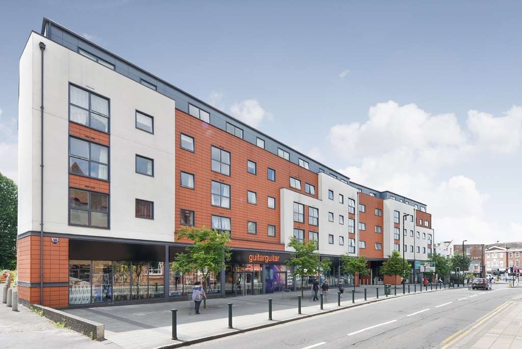 Flat Oaks Square in Epsom