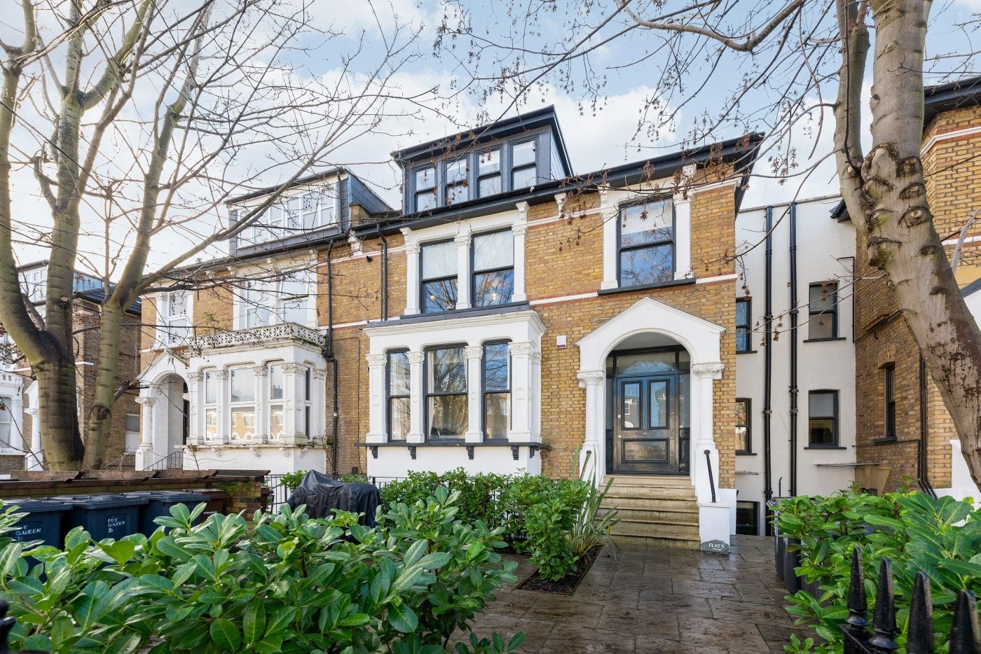 Flat Queen's Drive in Greater London