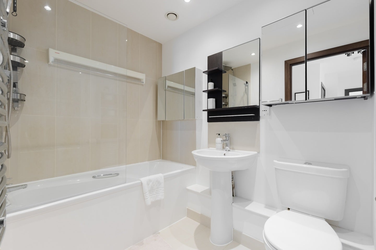 Flat Bridges Court in Greater London