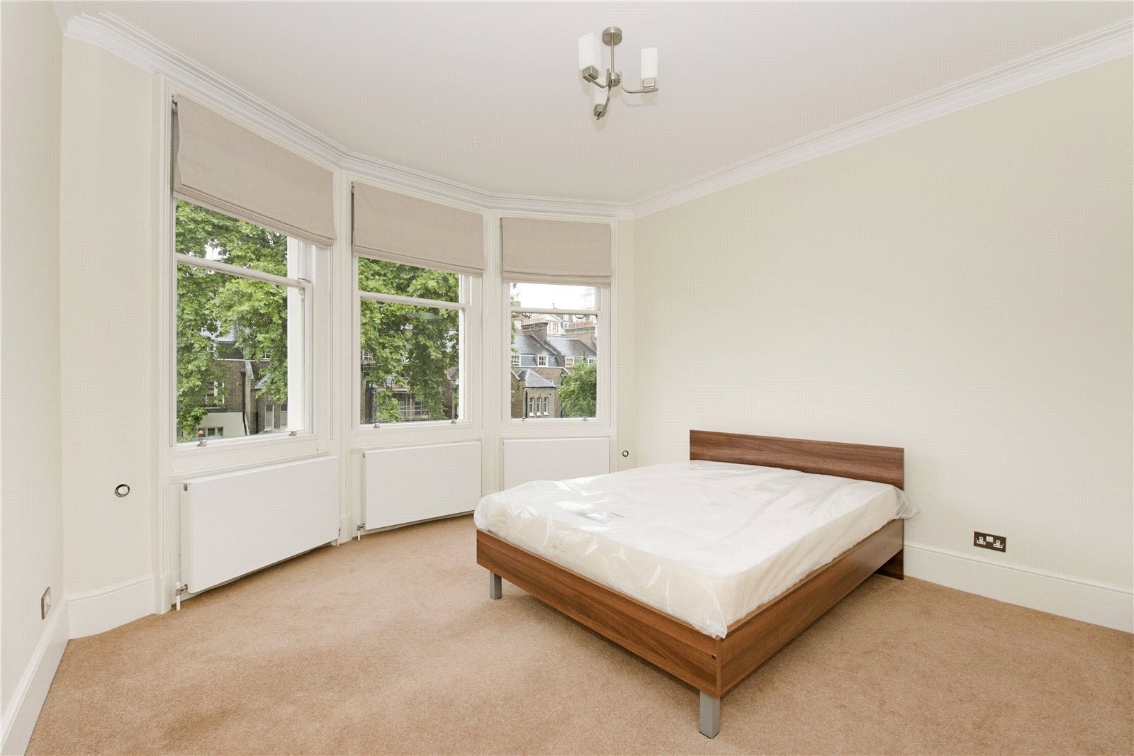 Flat Ridgmount Gardens in Greater London