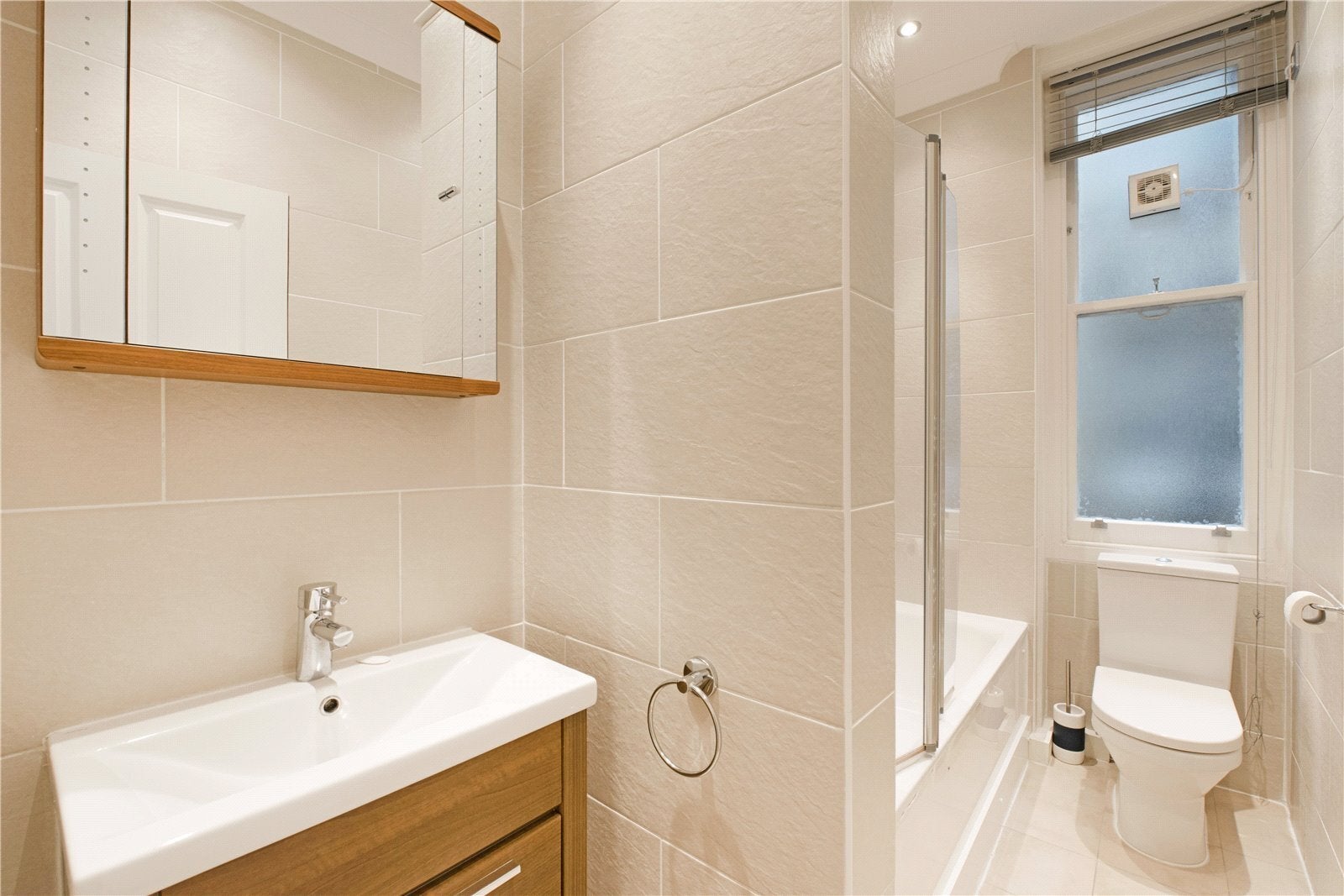 Flat Ridgmount Gardens in Greater London