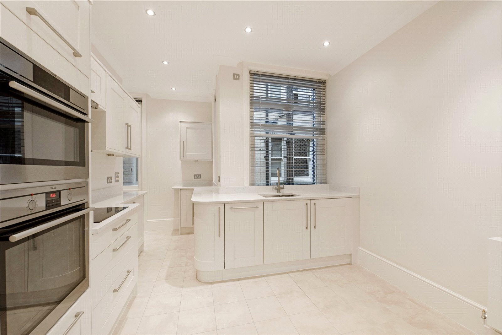 Flat Ridgmount Gardens in Greater London