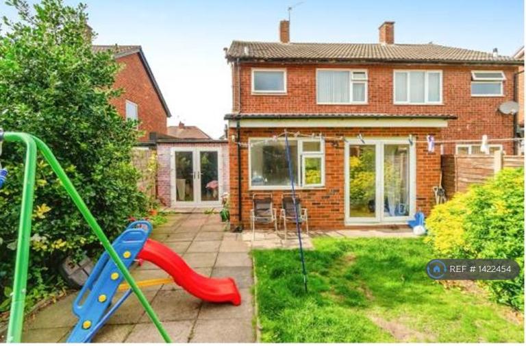House Mounts Road in Sandwell