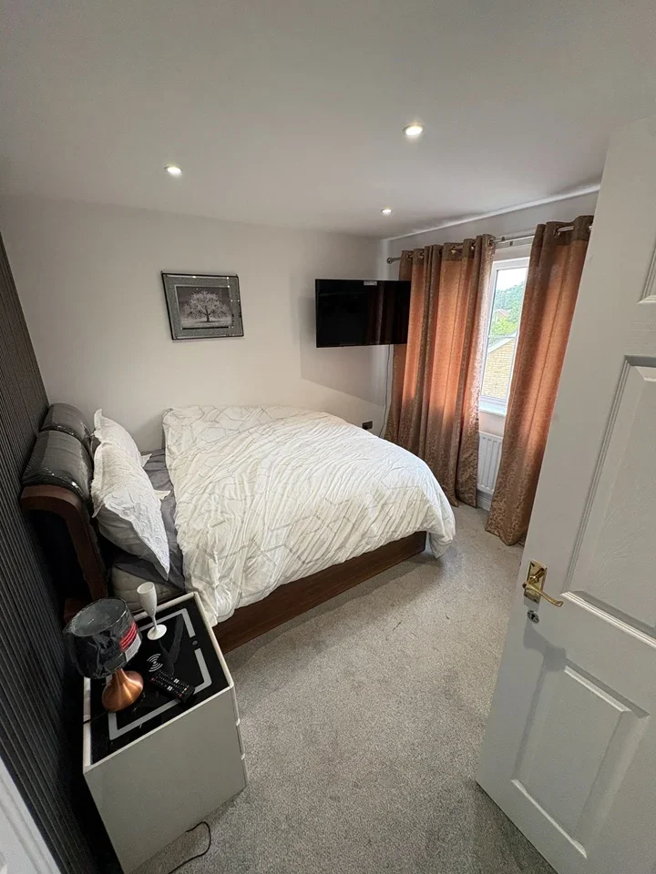 Room Newlyn Close in Greater London