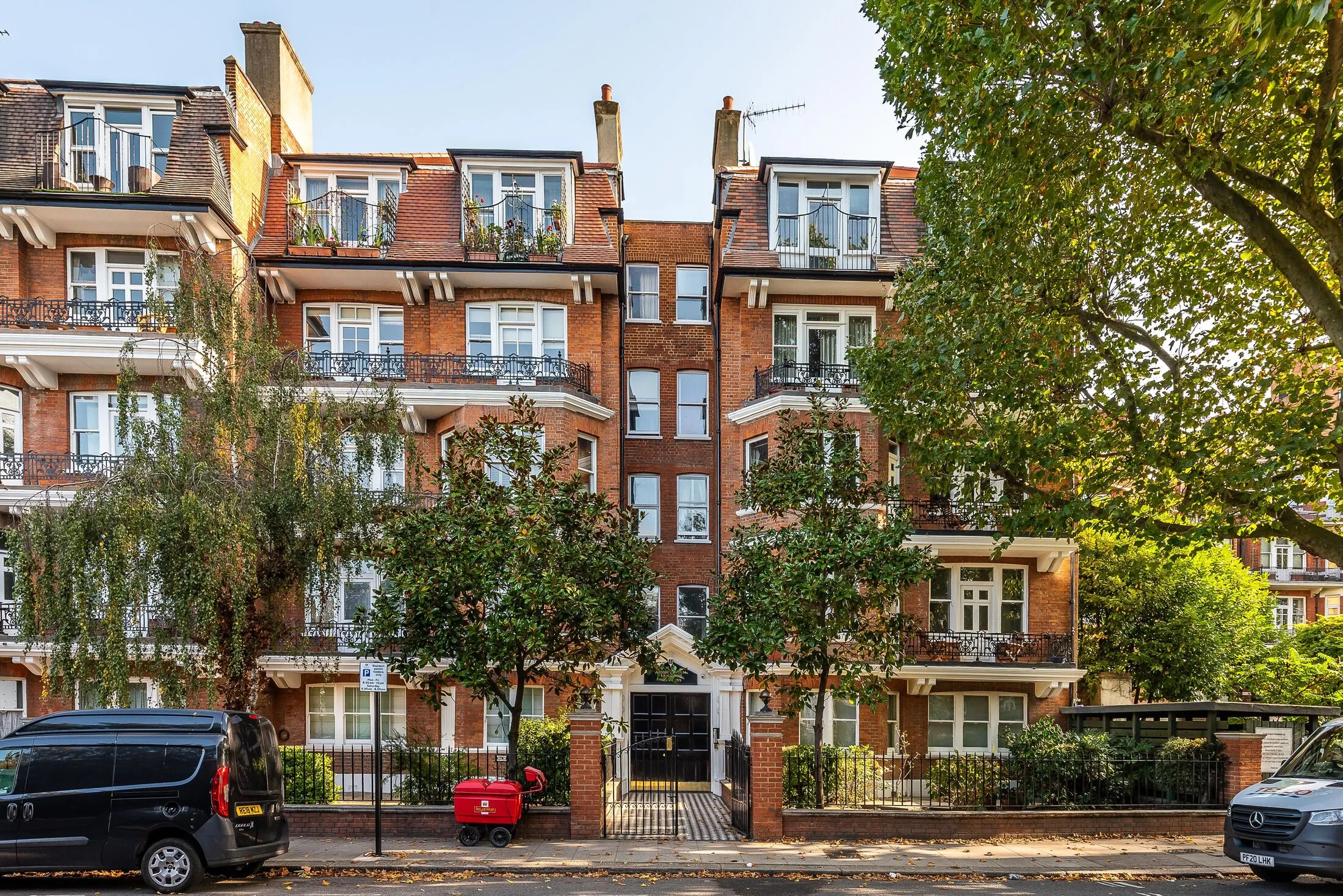 Flat Ashburnham Road in Greater London