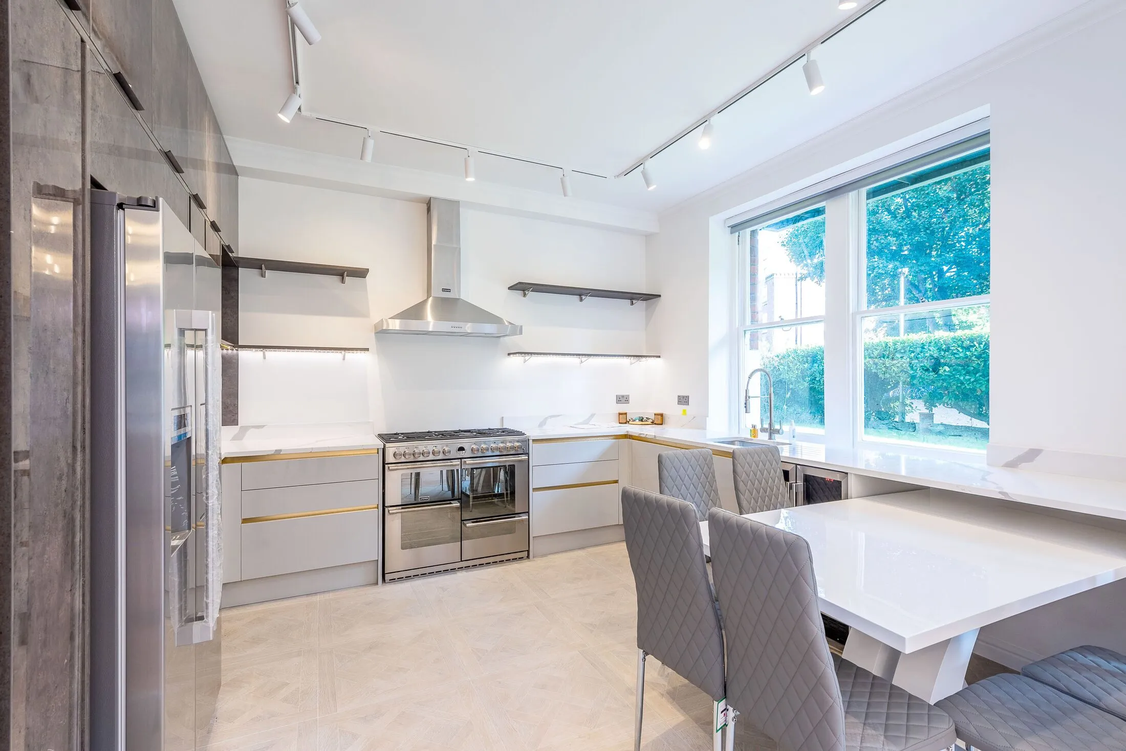 Flat Ashburnham Road in Greater London