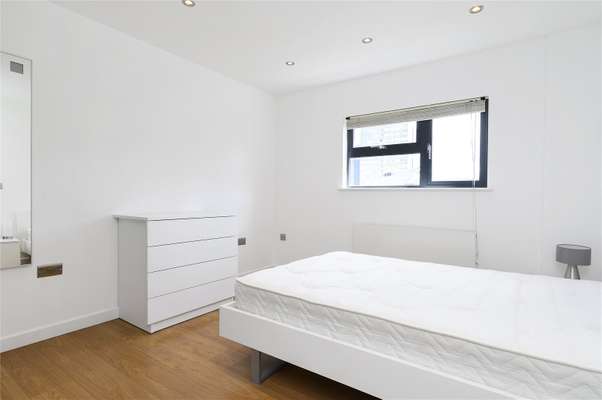 Flat Lever Street in Greater London