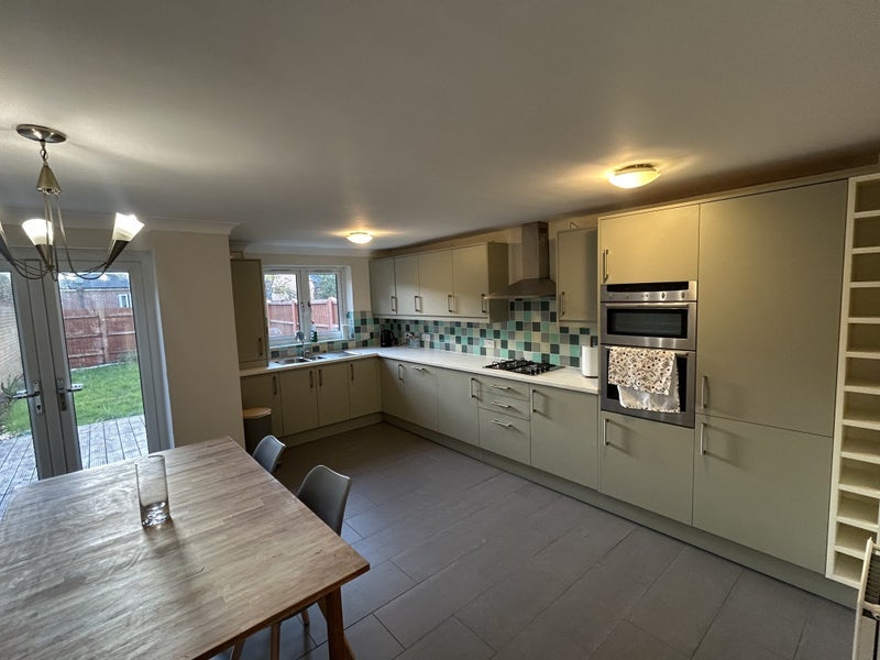 Room Grimsby Grove in Greater London