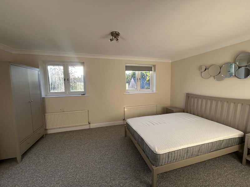 Room Grimsby Grove in Greater London