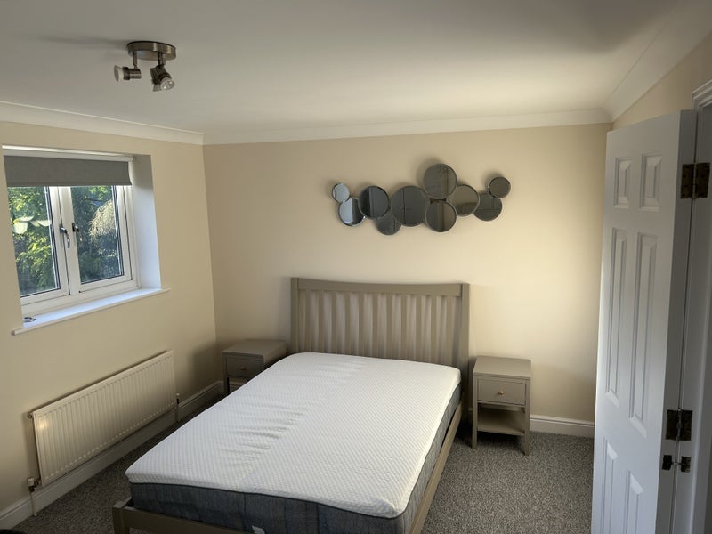 Room Grimsby Grove in Greater London