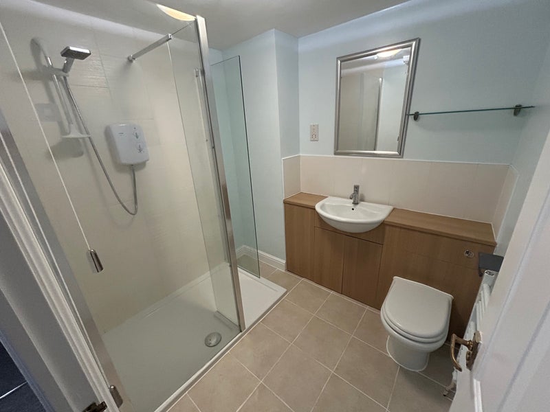 Room Grimsby Grove in Greater London