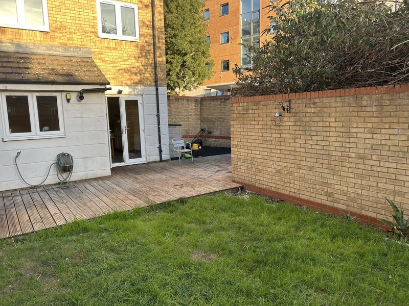 Room Grimsby Grove in Greater London